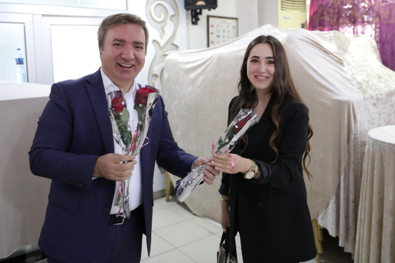 Aksaray’a yeni atanan öğretmenlere karanfilli karşılama
