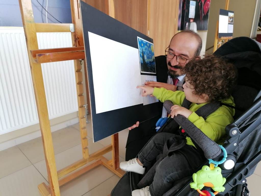 ASÜ’de görme engellilere özel resim sergisi açıldı