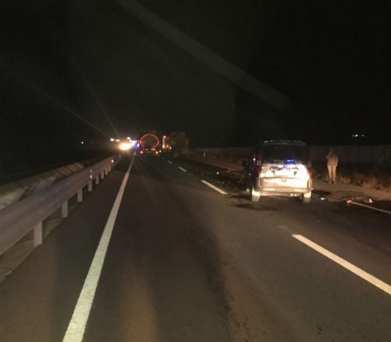 Hafif ticari araç tıra çarptı: 1 ölü, 7 yaralı