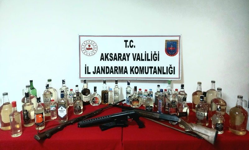 Aksaray’da sahte alkol ve silahlar ele geçirildi