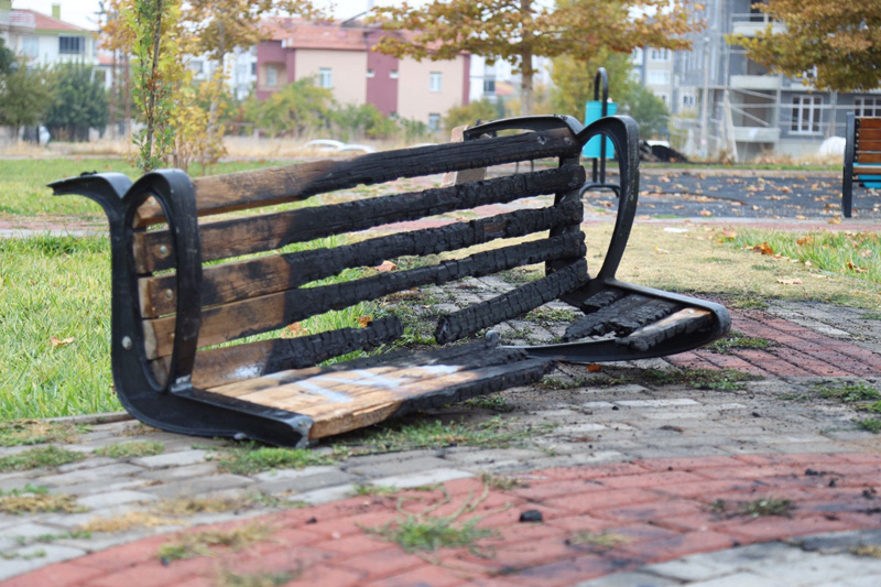 Kurtuluş Mahallesi’nde çocuk parkını yaktılar!