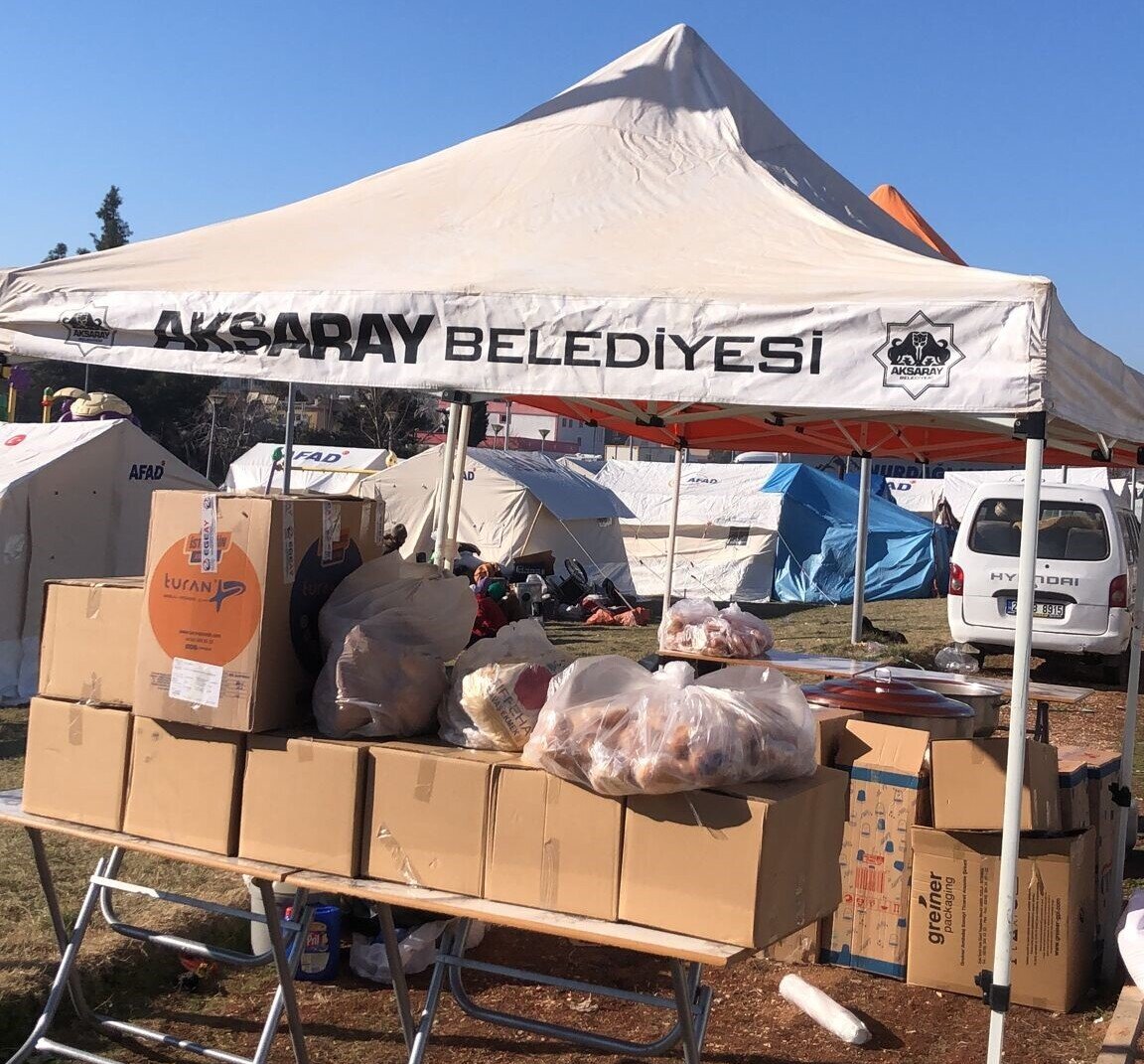Aksaray Belediyesi deprem bölgesinde sıcak yemek ikramında bulunuyor
