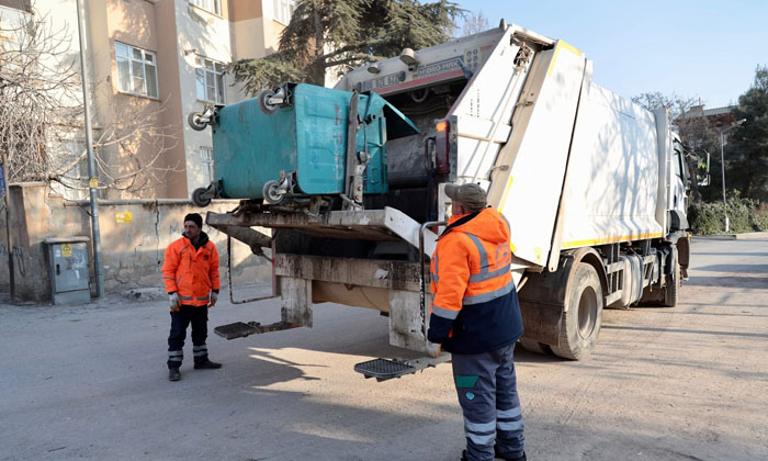 Aksaray Belediyesi deprem bölgesinde temizlik çalışmalarını sürdürüyor