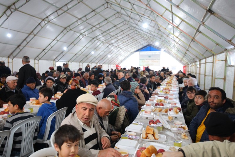 İftar çadırında toplumun her kesiminden vatandaş ağırlanıyor