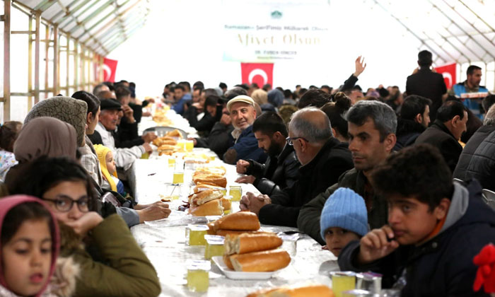 İlk iftarda belediye iftar çadırına ilgi büyüktü