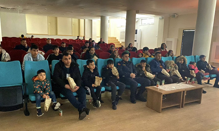 Jandarmadan depremzede çocuklar için sinema etkinliği