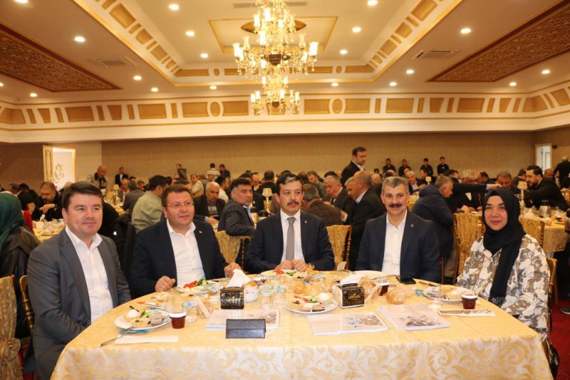Ak Parti’nin tamamlanan ve devam eden projeleri tanıtıldı