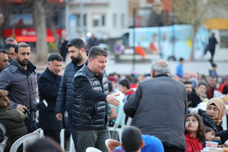 Başkan Dinçer iftar çadırında vatandaşlarla buluştu