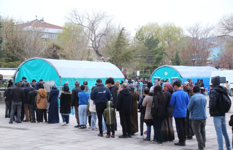 Ulu Caminin manevi ikliminde her gün bin 500 vatandaş iftar açıyor