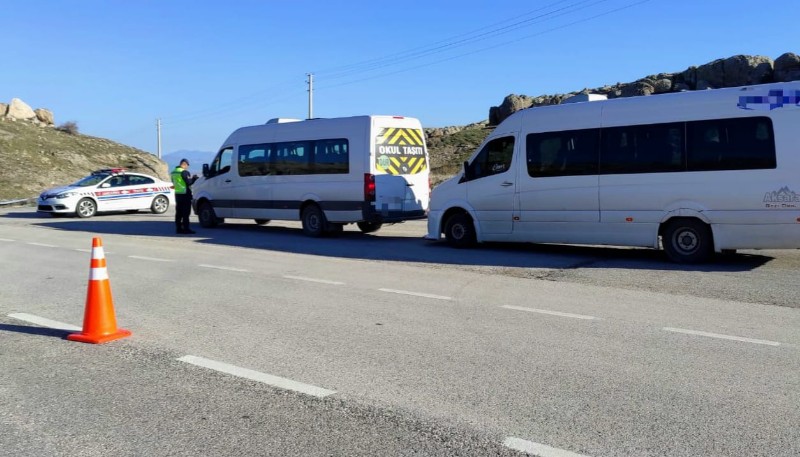 Trafik jandarması okul servislerini denetliyor