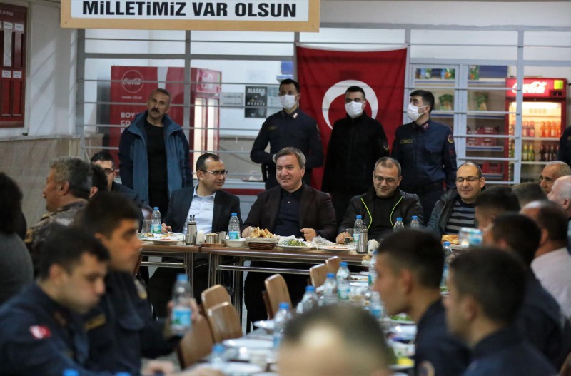 Vali Aydoğdu, Jandarma personeli ve askerlerle sahur yaptı