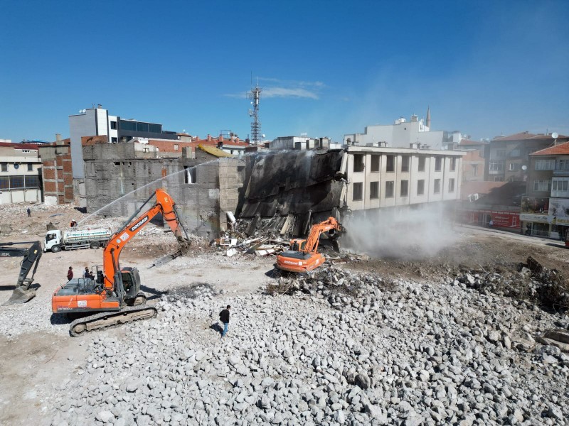 Kentsel dönüşüm projesinde 75. binanın yıkımı gerçekleştirildi