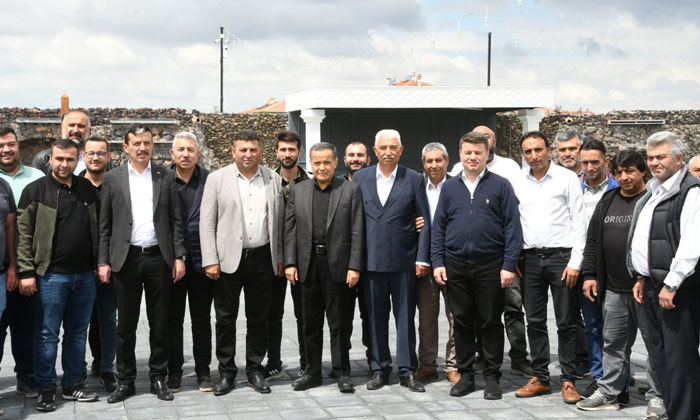Ak Parti heyeti servisciler ve taşımacılar esnafıyla bir araya geldi
