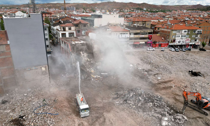 Başkan Dinçer, kentsel dönüşümdeki son binayı kendisi yıktı