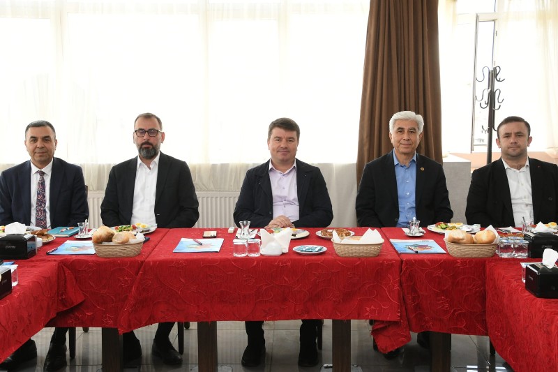 Başkan Dinçer, mahalle muhtarlarıyla bir araya geldi