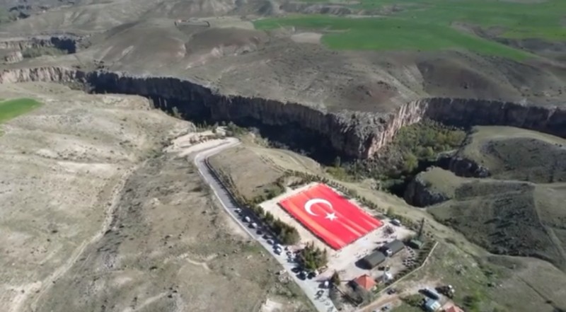 Dünya’nın en büyük bayrağı Ihlara Vadisi’nde açıldı