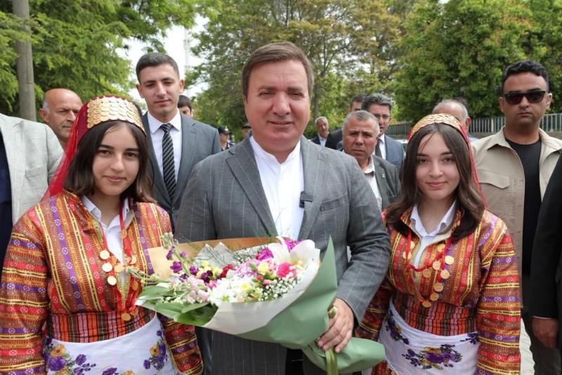 Deprem bölgesindeki kardeş okulları için kermes düzenlediler