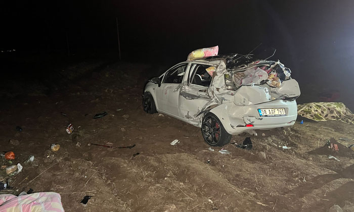 Takla atan araç tarlaya uçtu: 1 ölü, 2 yaralı