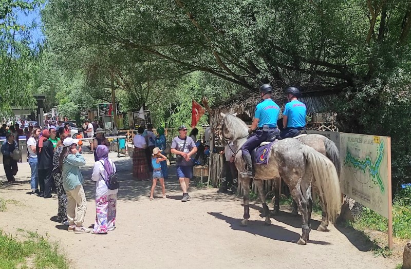 Atlı jandarma timleri, devriye faaliyetlerine devam ediyor