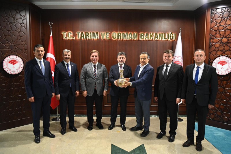 Aksaray heyeti Bakan Yumaklı’yı ziyaret etti