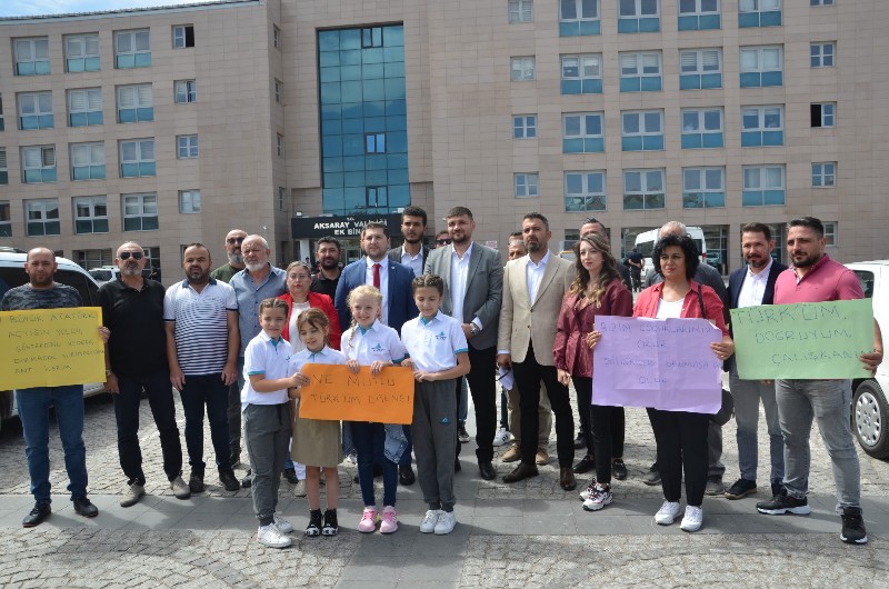 İYİ Parti’den Milli Eğitim Müdürlüğü önünde protesto!