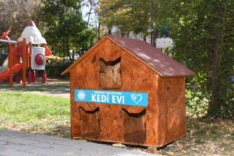 Aksaray’da parklara kedi evleri kuruldu
