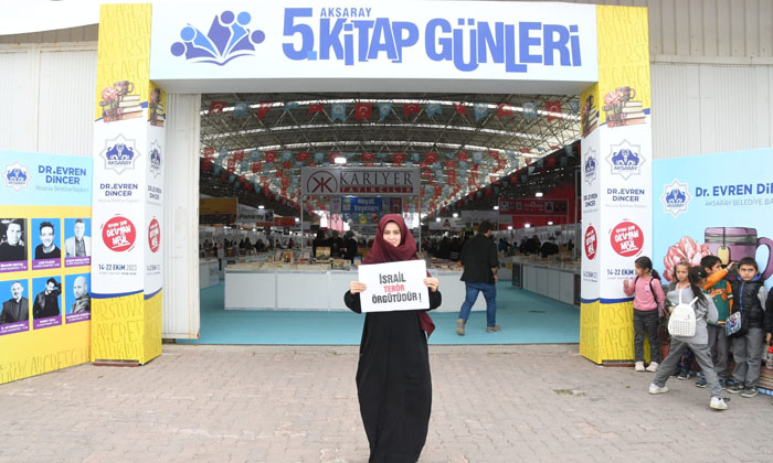 Kitap Günlerinde ‘Filistinli Bebekler Ölmesin’ pankartı açtılar