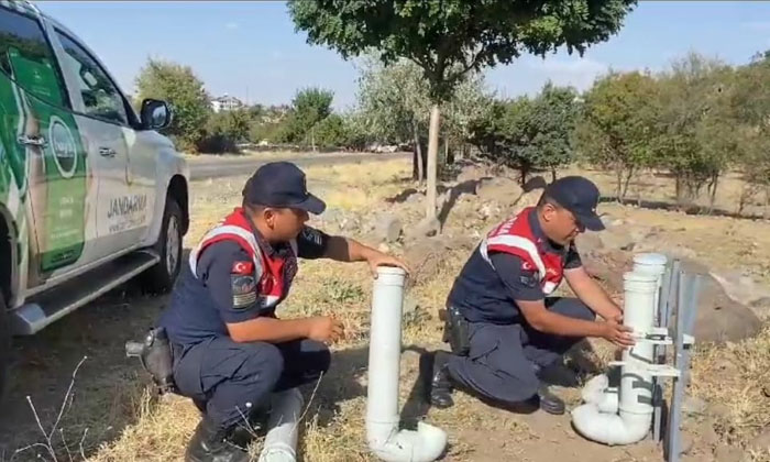 Jandarma, atık borulardan mama ve su kabı yapıyor