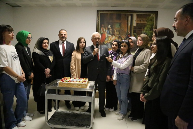Vali ve Rektör öğrencilerle pasta keserek yeni dönemi kutladı