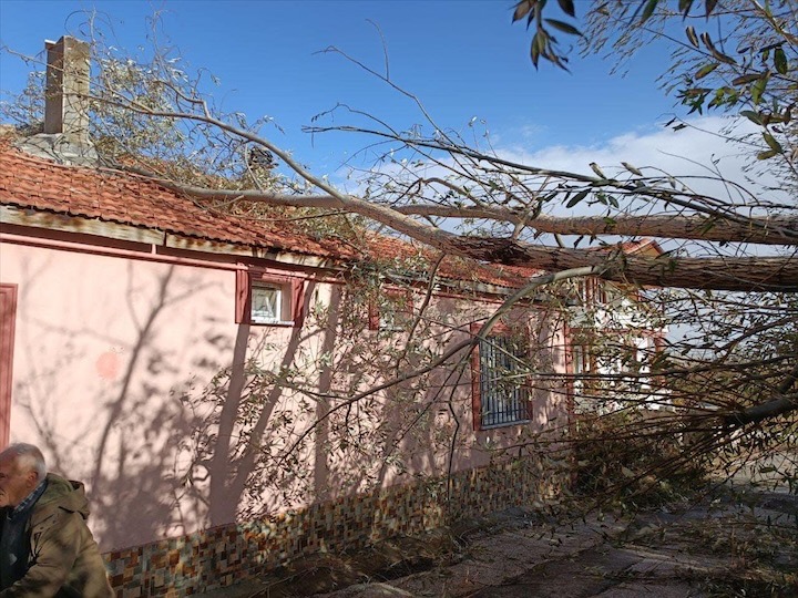 Aksaray’da kuvvetli rüzgar hayatı olumsuz etkiliyor
