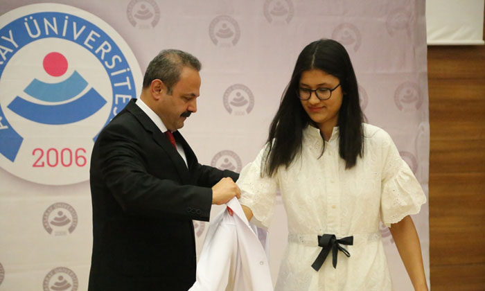 ASÜ’den mezun olan genç tıpçılar beyaz önlüklerini giydi