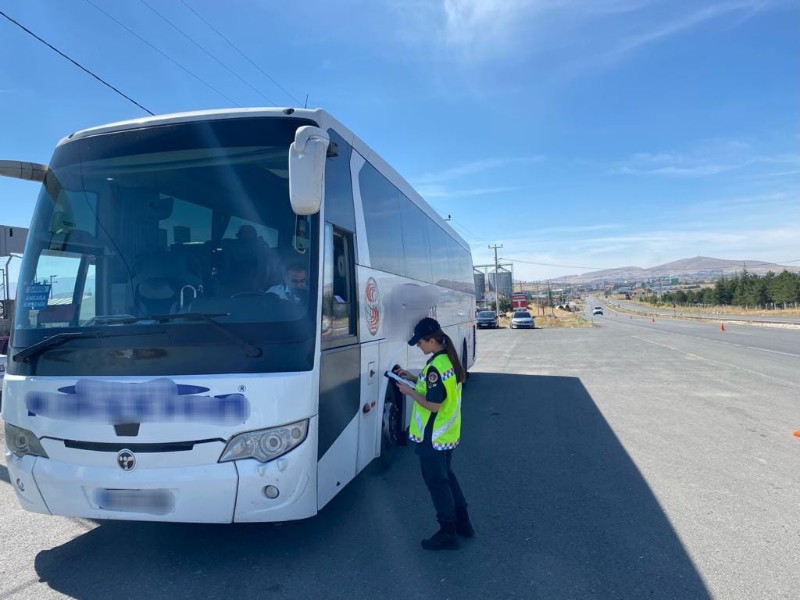 Jandarma, yolcu otobüslerinde denetimlerini sürdürüyor