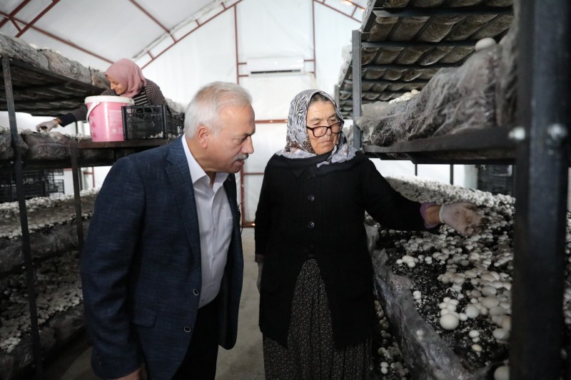 Kadın girişimci muhtar eşi ile köylerine örnek oldu