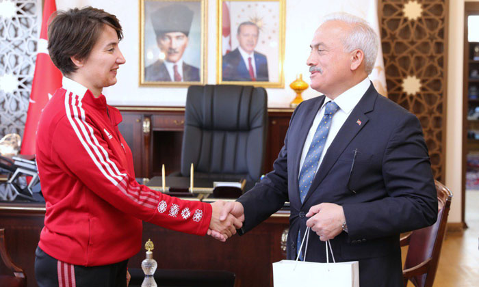 Vali Kumbuzoğlu, dünya dereceleri yapan sporcuyu tebrik etti