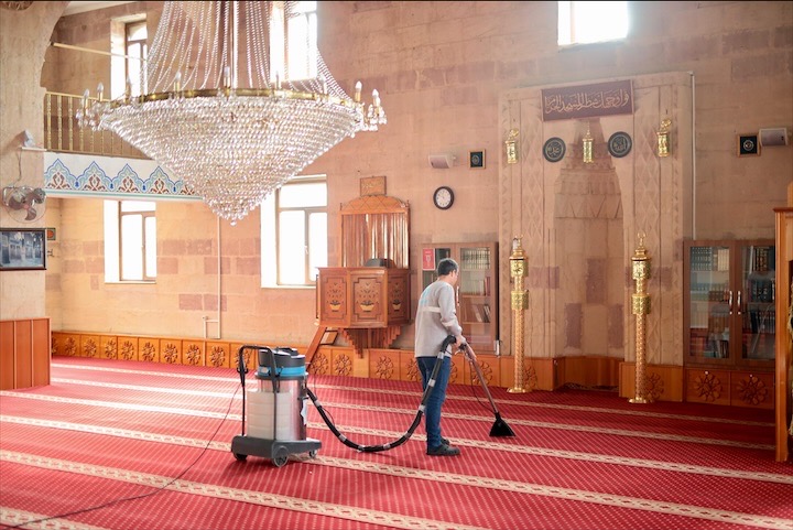 Aksaray’da cami temizleme ekibi görev başında