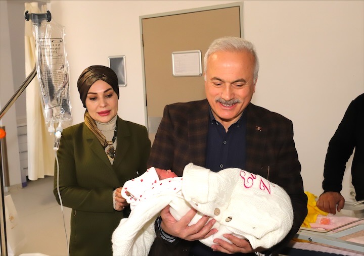 Şehit kardeşinin doğum gününde anne oldu