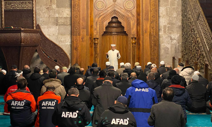 Sabah namazında eller asrın felaketi için semaya kalktı