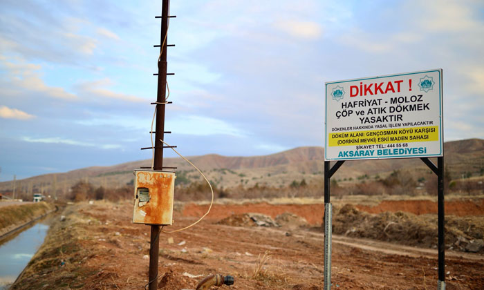 Aksaray’da 14 farklı noktaya moloz dökülmemesi için uyarı tabelaları asıldı