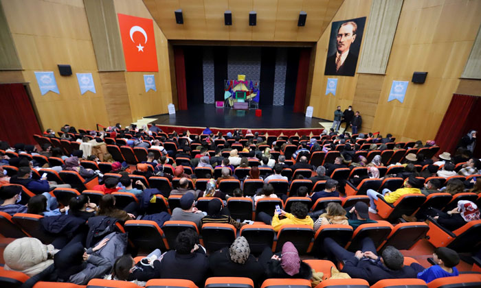 Aksaray’da “Karmakarışık” adlı tiyatro oyunu sahnelenecek