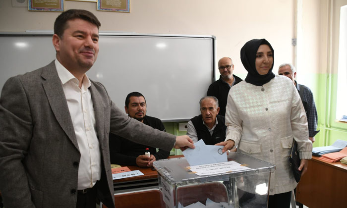 Aksaray Belediye Başkanı Evren Dinçer ve eşi oylarını kullandı