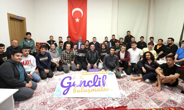 Başkan Dinçer erkek öğrenci yurdunda gençlerle buluştu