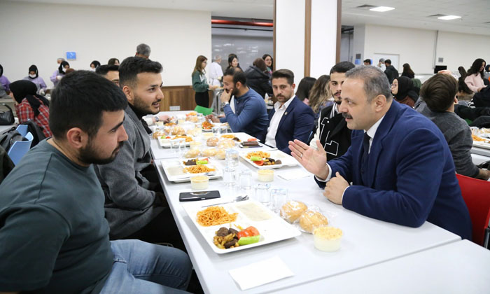 İftarda öğrencilerle buluşan Rektör Arıbaş sorunları dinledi