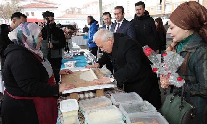 Vali Kumbuzoğlu Hanımeli Pazarında yufka açtı