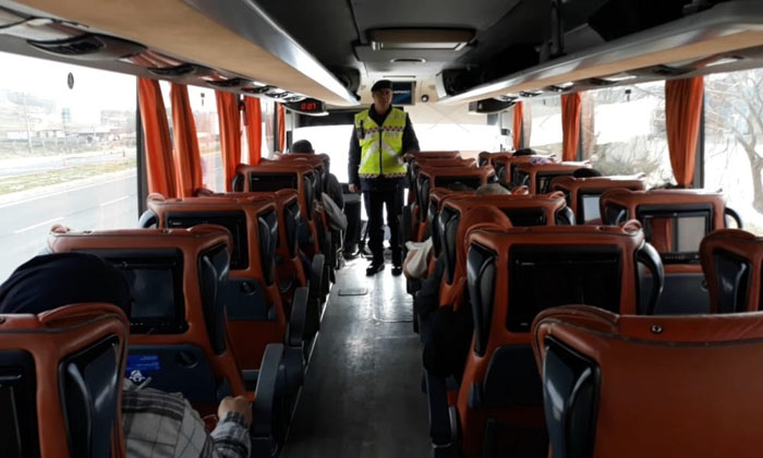 Aksaray’da jandarma ekiplerinden yolcu otobüslerine denetim