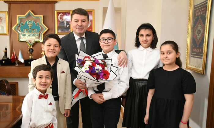 Başkan Dinçer koltuğunu çocuklara bıraktı
