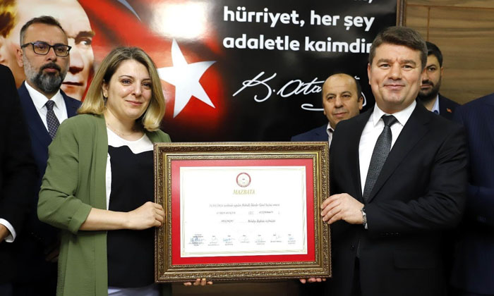 Belediye Başkanı Dinçer mazbatasını aldı