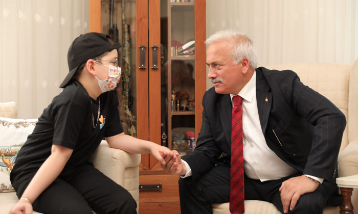 Lösemi hastası ilkokul öğrencisine anlamlı ziyaret