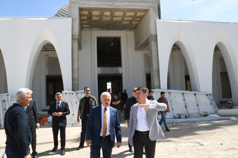 Başkan Dinçer, Selçuklu Cami ve Külliyesini Vali’ye tanıttı