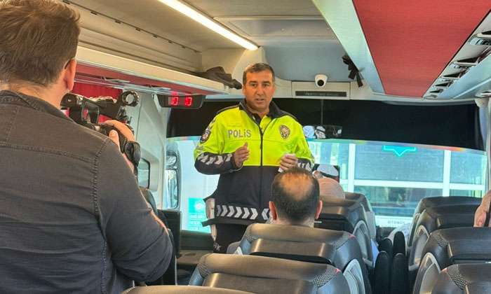 Aksaray’da polis ekipleri yolcuları bilgilendiriyor