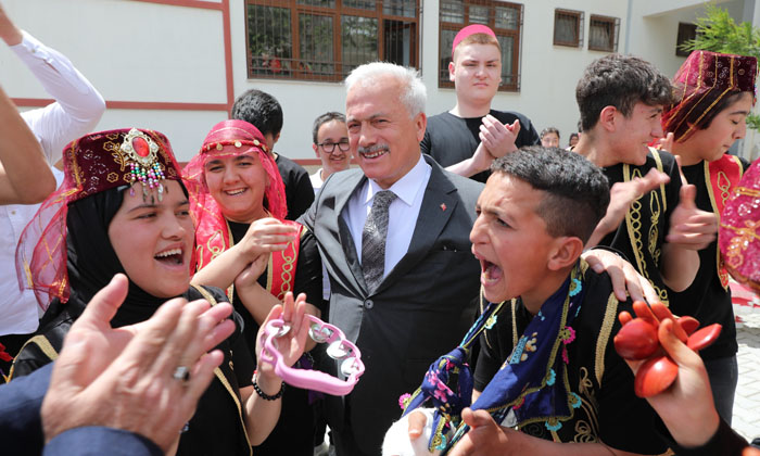 Vali Kumbuzoğlu özel çocukların mezuniyet heyecanına ortak oldu